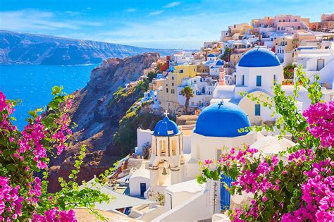 when is santorini hottest.